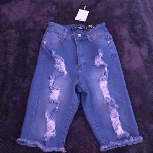 Fashion Nova Distressed Bermuda shorts